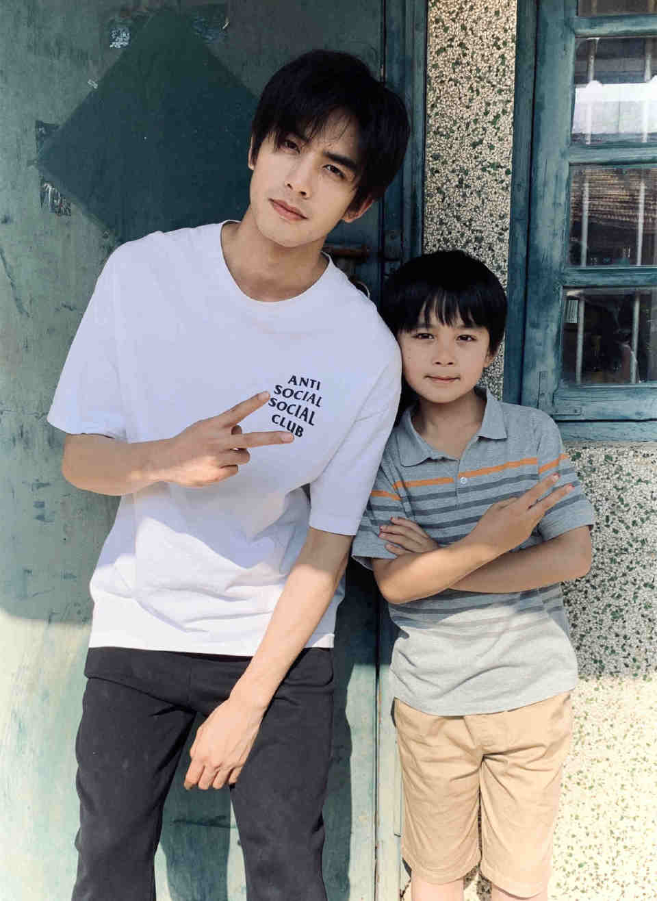 男主的小时候,在20年播出的《以家人之名》中,徐崴罗饰演了幼年凌霄