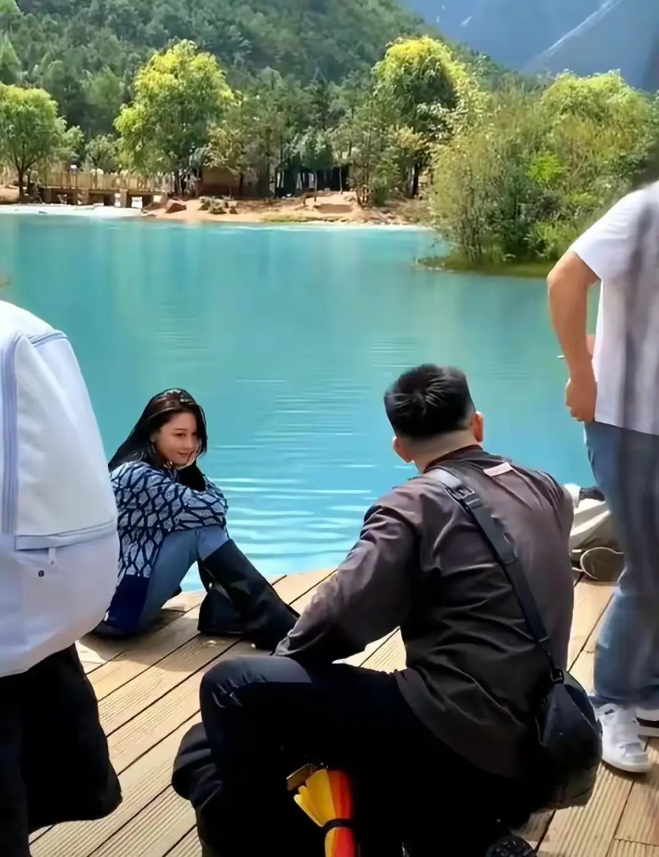 张馨予夫妇骑电车逛云南,摄影,保镖齐上阵,何捷被赞男友力爆棚