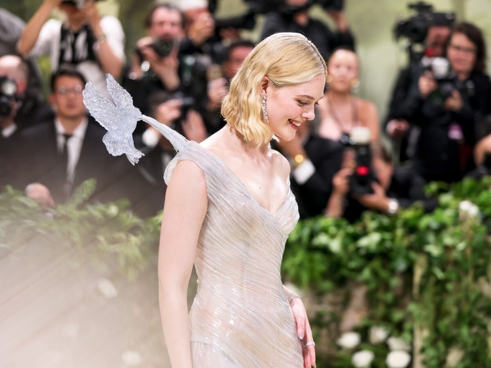 这一夜,女明星红毯诸神之战!把沙子穿在身上,10个保镖拎裙子