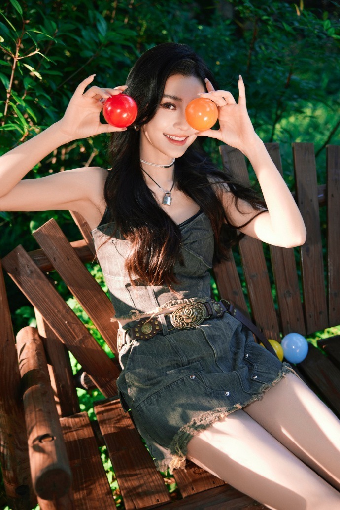 杨颖最新近照美回巅峰，穿吊带衫配短裙，青春朝气像18岁小姑娘_腾讯新闻