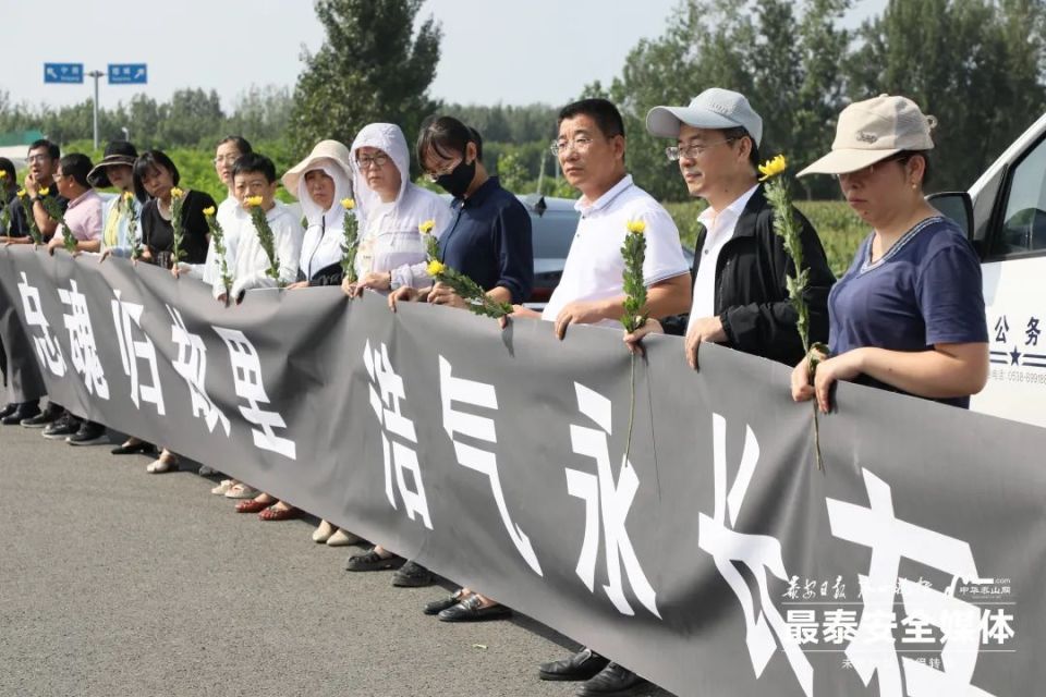 魂归故里！见义勇为英雄栾留伟的骨灰，被护送回泰安宁阳_腾讯新闻