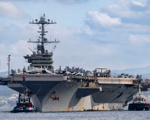 美军核航母撞了！10万吨“杜鲁门”号撞到5万吨货轮，现场一片狼藉！发生了什么？_腾讯新闻