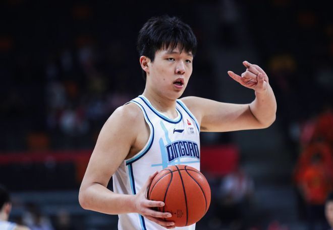 18岁的杨翰森正在经历自己的第一个cba职业赛季,出战