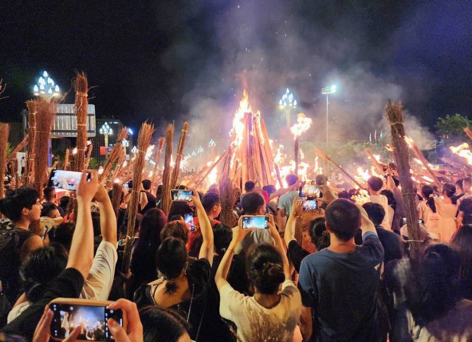 2024年彝族火把节如期而至 这个夏天,凉山超"火"的!