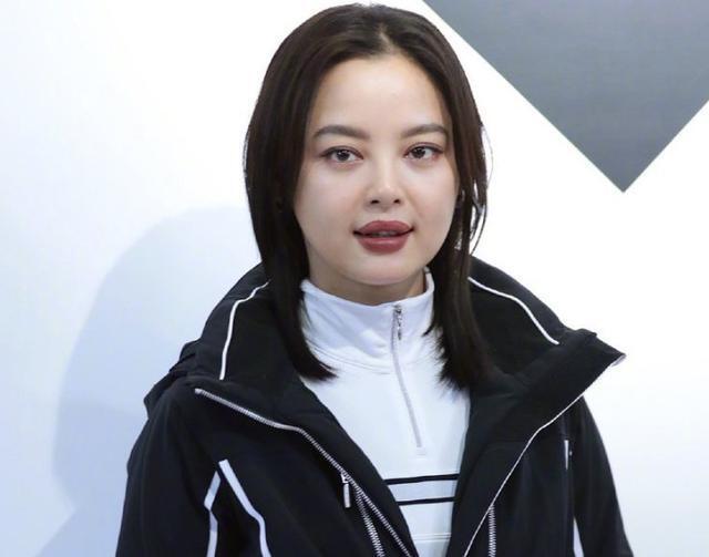 直到王家卫的《繁花》,辛芷蕾才找到了正确的打开方式,大波浪,浓眉,又