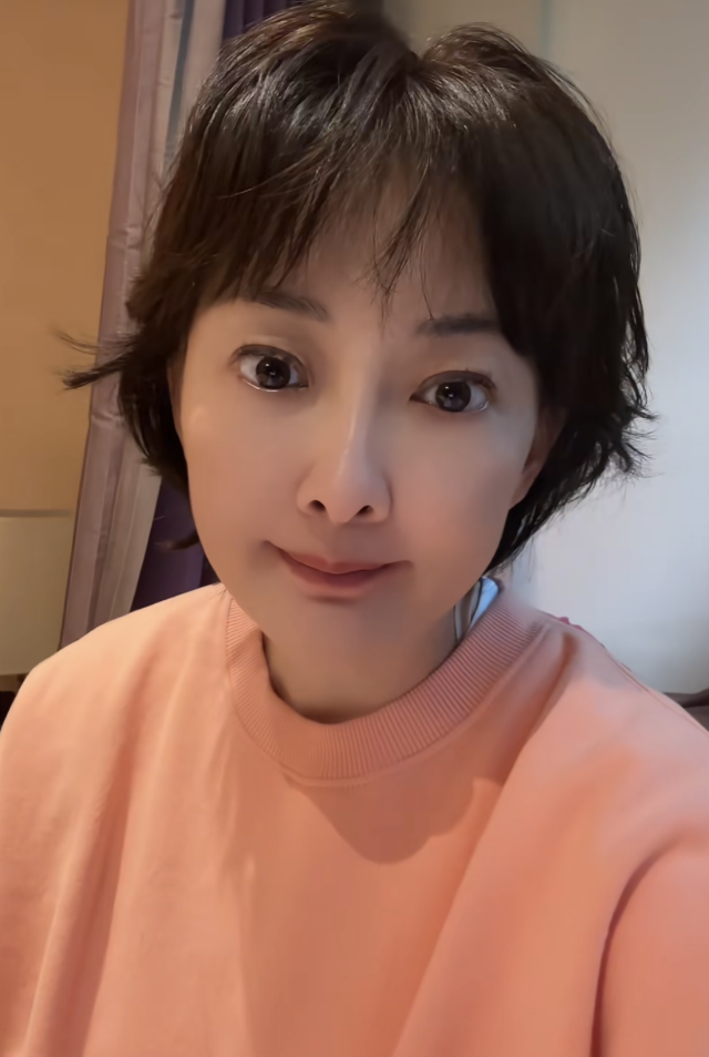 49岁牛莉整容失败,脸僵眼皮超宽难认出,评论区沦陷本人发声回应