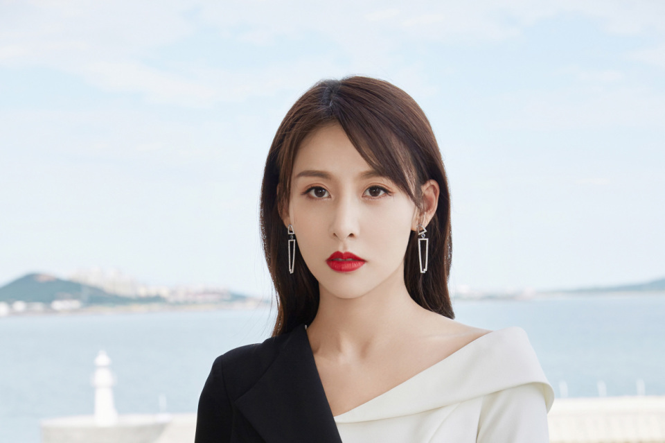 与霍建华,唐嫣出演过《金玉良缘》等众多热播剧,贾青