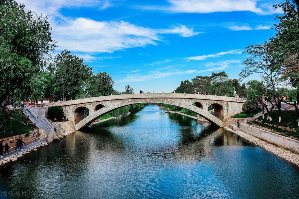 赵州桥始建于隋代,由匠师李春设计建造,是世界现存年代最久,保存最好