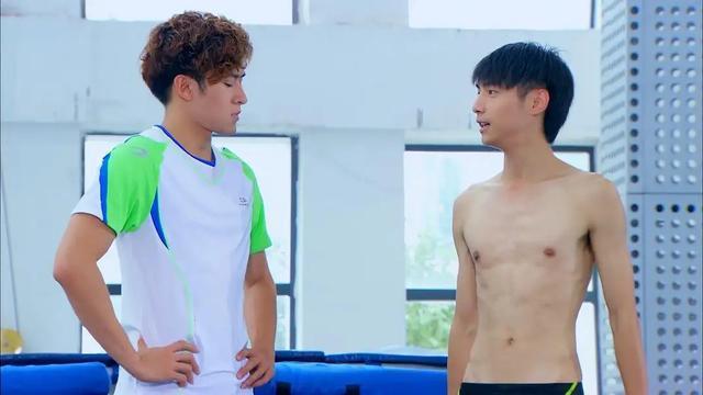 罗云熙出道时视频曝光,被扒得只剩下一条裤衩太尴尬