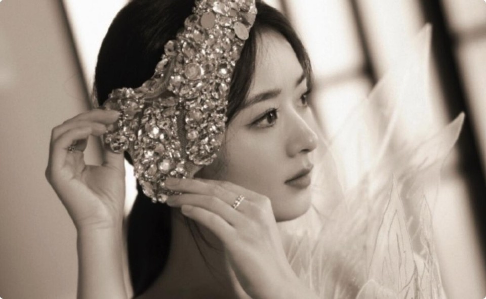 被发布会的赵丽颖生图惊艳了,好身材遮不住,巴掌脸天鹅颈太吸睛