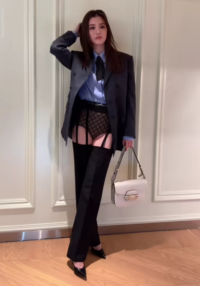吴千语晒西装热裤另类穿搭引热议网友吐槽不伦不类像底裤外穿