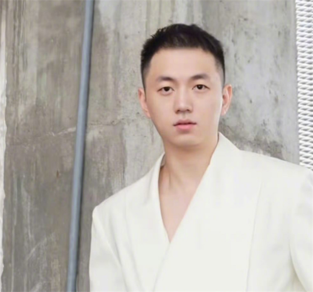 "原来我不配",周姐恋爱前cp药水哥哽咽?唱完2首歌后泪目刷屏