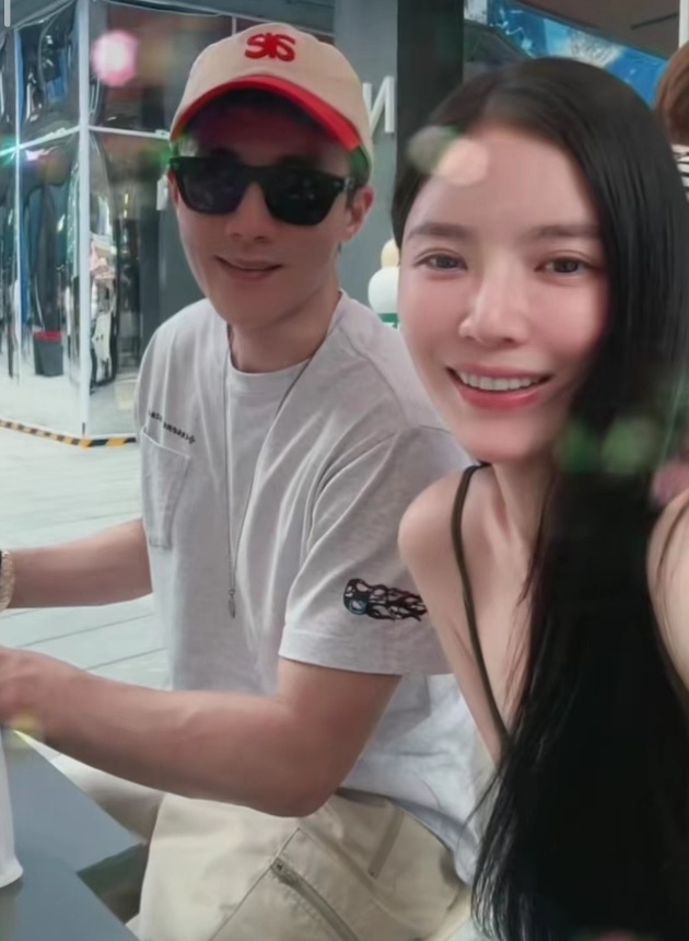 杜淳36岁娇妻自信晒全素颜,脸上斑点明显,但皮肤紧致看不到皱纹