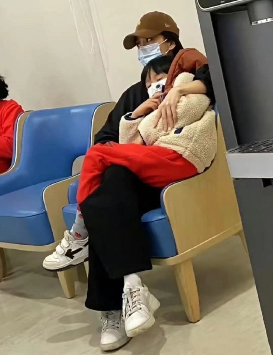 杨颖晒和儿子小海绵合影,网友猜小海绵更像谁