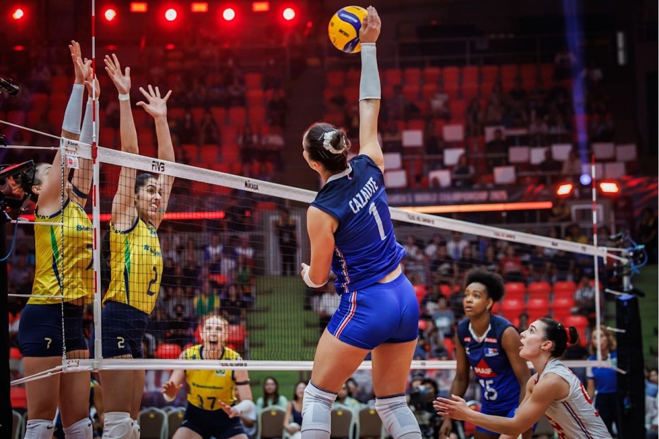 女排世锦赛四强定3席！巴西队3-0横扫黑马，加比13分率队晋级