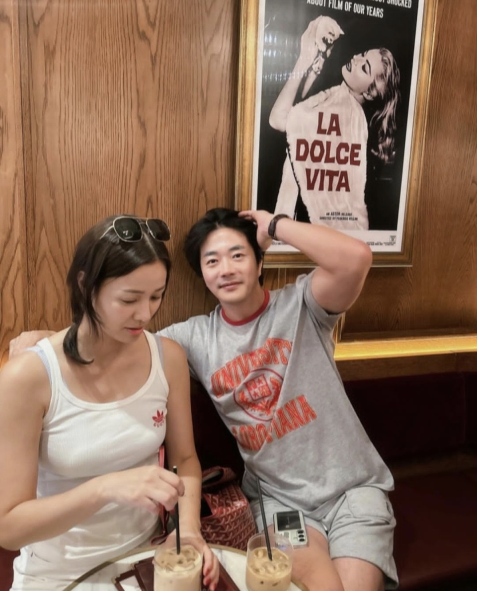 权相佑孙泰英秀恩爱,16年如一日,温馨画面暖人心