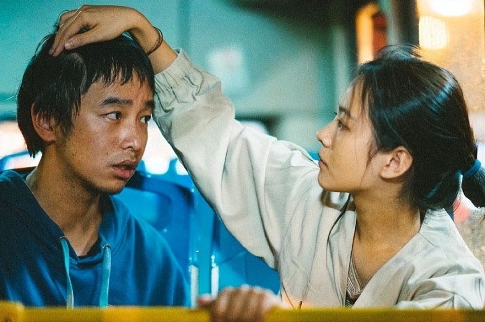 撤档重映后一天票房1000万,女主是00后小花,配角全员戏骨_腾讯新闻