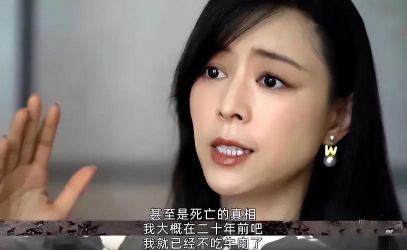 也就是说,张静初在纪录片里大谈特谈吃素的好处,明里暗里劝大家不要