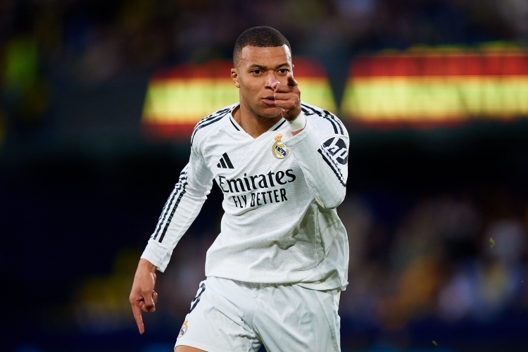 姆巴佩真的成熟了！帮小熊化解比赛矛盾，在更衣室发表团结讲话