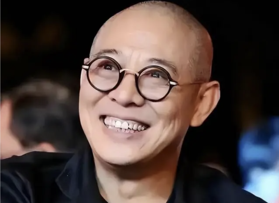 网友偶遇李连杰:61岁就一脸褶子了,头顶白发暴露了生活状态