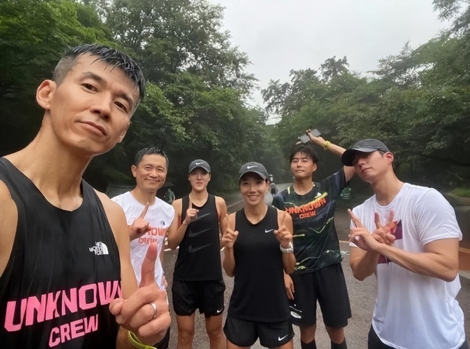 朴宝剑喜欢雨天跑步，秀出肌肉外观健硕，韩国遭受暴雨也坚持跑步-腾讯新闻