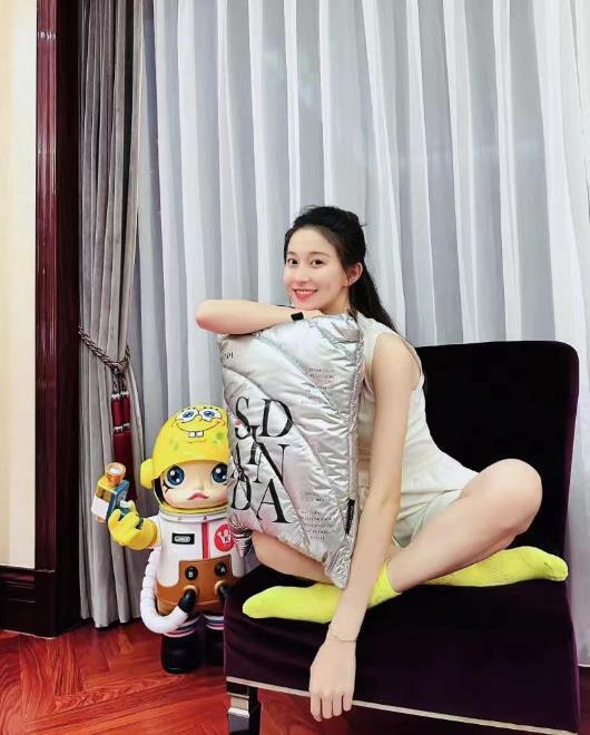 孙杨老婆张豆豆晒照引热议,每张照片都刻意遮肚,被指一脸孕相