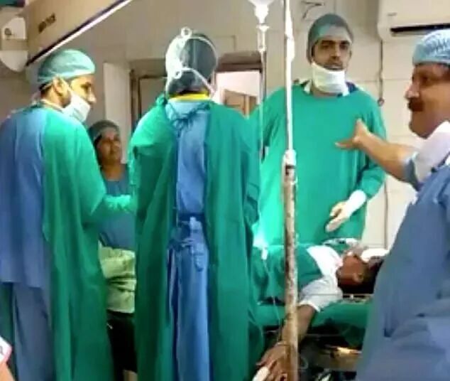 印度醫生暴揍病人，三五個人拉不住！就因為病人嫌他說話不禮貌 - 