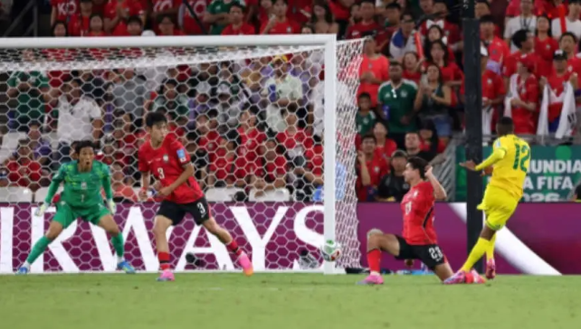 世界杯：韩国0-1南非晋级待定！南非出线创造历史，马塞科破门