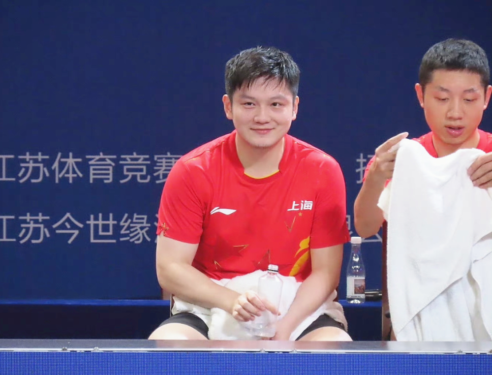 樊振东带队轰3-0卫冕,33岁老将独得2分,许昕立功