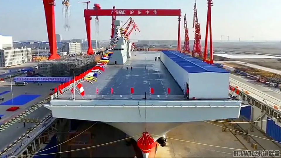 海外谈中国：第一艘076型两栖攻击舰下水仪式双舰岛电磁弹射器