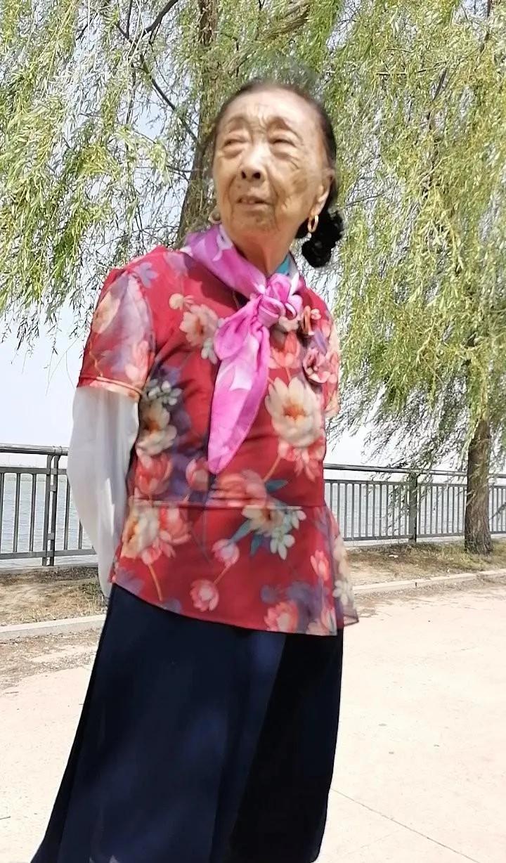 86岁马玉琴去世?小32岁丈夫李玉成辟谣,27年陪伴真爱几许_腾讯新闻