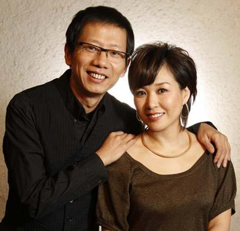 戴军与李静聚会庆生,53岁仍单身,李静傲娇称:他总是听我的