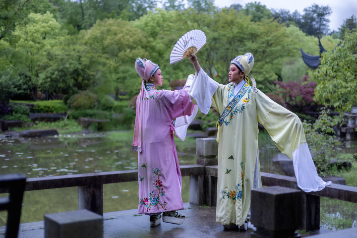 嵊州举办越剧村晚闹新春众多草根选手圆梦舞台