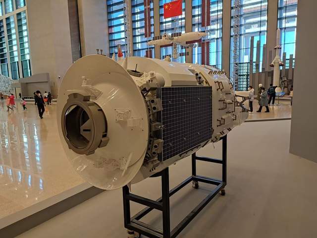 巡天光学舱模型亮相国博,做得太精致了,为啥需要这么多扶手?_腾讯新闻
