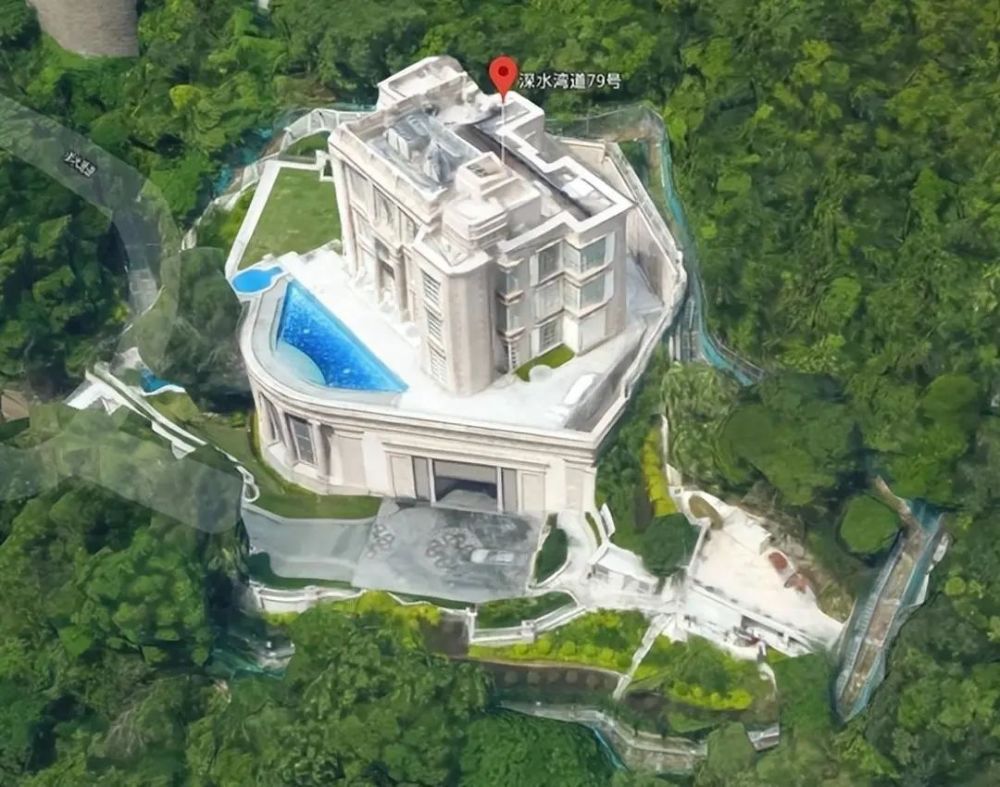 另外,李嘉诚和家人所住的豪宅,据说是他花了35亿建造的,从大门开始