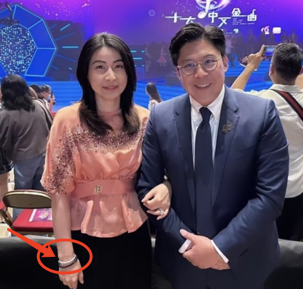 霍启刚出席颁奖典礼郭晶晶为老公拍照似迷妹依然用着5毛钱发圈