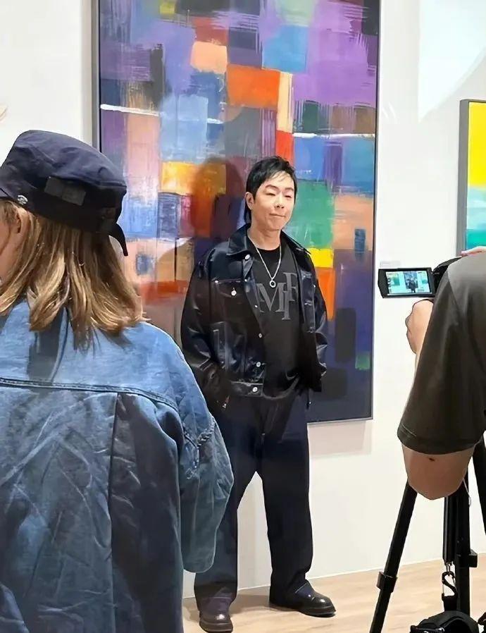 黄贯中画展上49岁赌王千金何超仪老的不像话52岁朱茵却美若少女