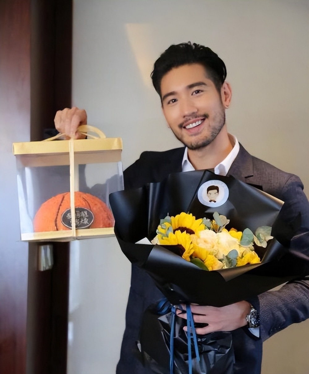 高宇桥母亲节晒与妈妈合照,面容慈祥略显苍老,高以翔粉丝送鲜花_腾讯