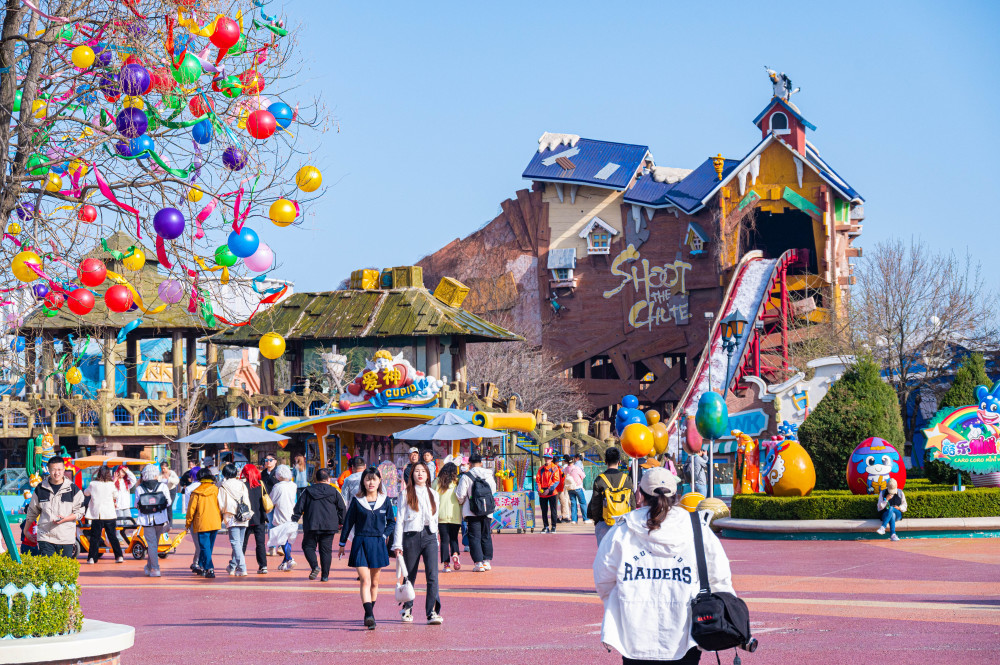 发现王国好好玩的话就可以玩上一整天,园区共有六大块:分别是疯狂小镇