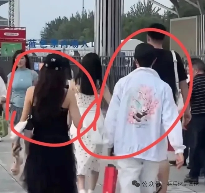 马龙观看林俊杰演唱会！娇妻夏露黑裙太美 JJ：谢谢你，像办奥运会