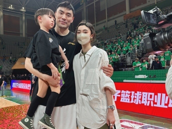 硬汉李晓旭骨折坚持上场 妻子发文感概 郭艾伦杨鸣晒照庆祝卫冕_腾讯