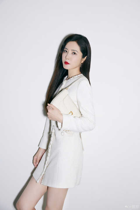 46岁曾黎黑西装造型杀疯,尽显优雅贵气,网友:霸道女总裁太帅了