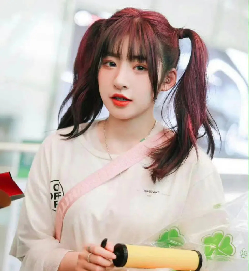 三百万仍不够，黄一鸣穿完婚纱叫爸爸，王思聪头发凌乱神情疲惫-腾讯新闻