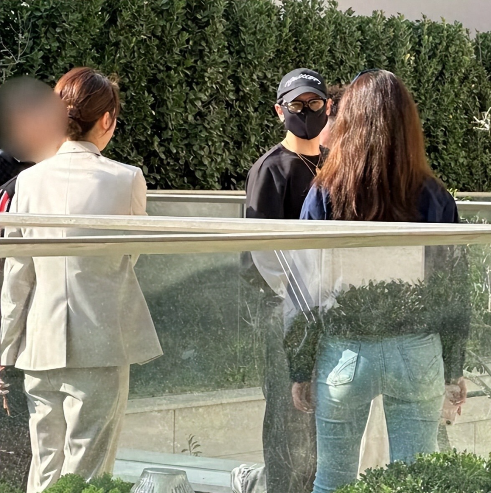 48岁黄晓明现身上海看房 穿的邋遢身材五五分 房子贵到要验资