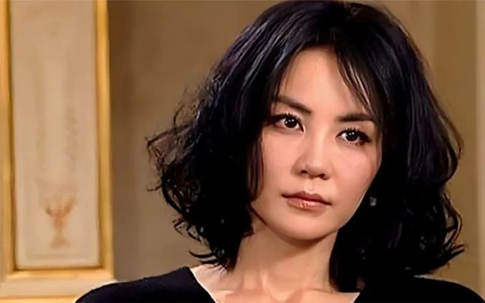 17岁李嫣大变样浓妆艳抹参加同学聚会侧脸酷似王菲