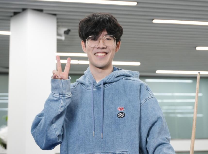 去做了,这也不算久吧,希望摆脱眼镜的theshy能在下赛季打出更好的表现