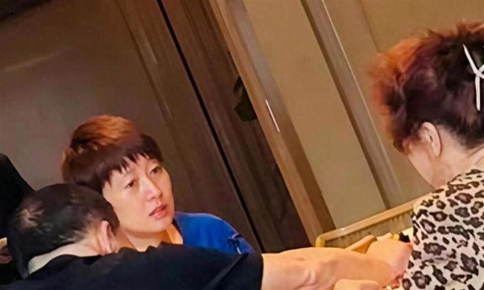 马伊琍和家人吃饭被偶遇 这状态年龄感也太强了 差点没认出来