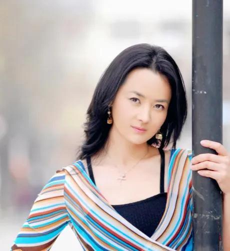 《南洋女儿情》陈依莎:曾凭《现场铁证》出圈,49岁的她有夫有儿有公司