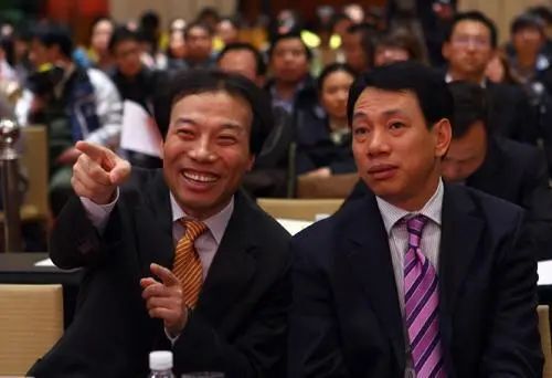 (左起:唐骏,陈发树)但是,陈发树始料不及的是,这笔交易后来被中国烟草