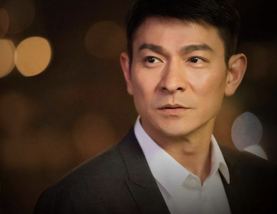 刘德华现身深圳拍广告,被指20人护驾排场大,炎炎夏日西装革履很敬业